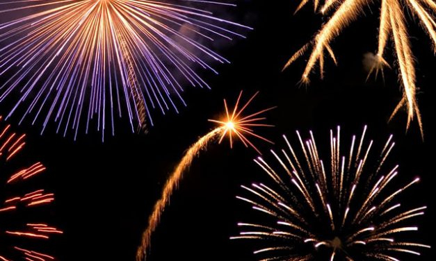 Revelion cu foc de artificii, şampanie şi muzică traditională, în Piaţa Civică