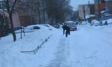 Riscaţi să fiţi amendaţi de primărie dacă nu vă curăţaţi trotuarul din faţa blocului!