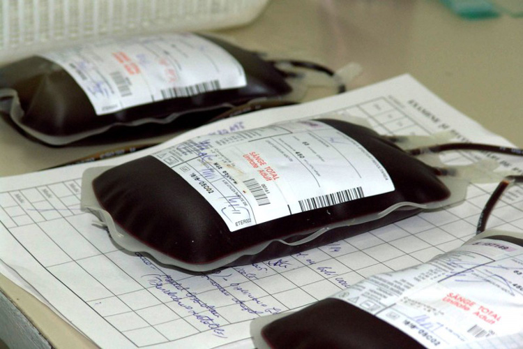 Bolnavi de SIDA identificaţi după ce au donat sânge