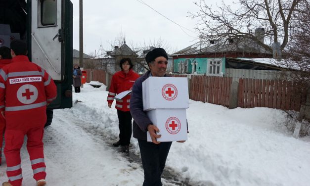 Crucea Roşie distribuie ajutoare cetăţenilor din judeţ afectaţi de ninsori şi viscol