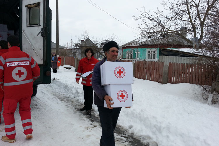 Crucea Roşie distribuie ajutoare cetăţenilor din judeţ afectaţi de ninsori şi viscol