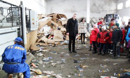 Elevii Şcolii „Grigore Antipa”, în vizită la staţia de sortare deşeuri
