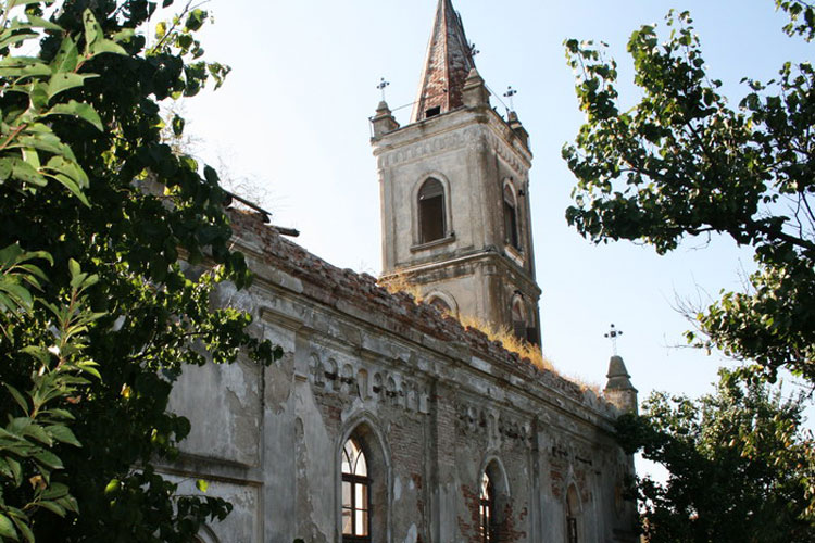 Biserica deschisă din Malcoci aşteaptă finanţare