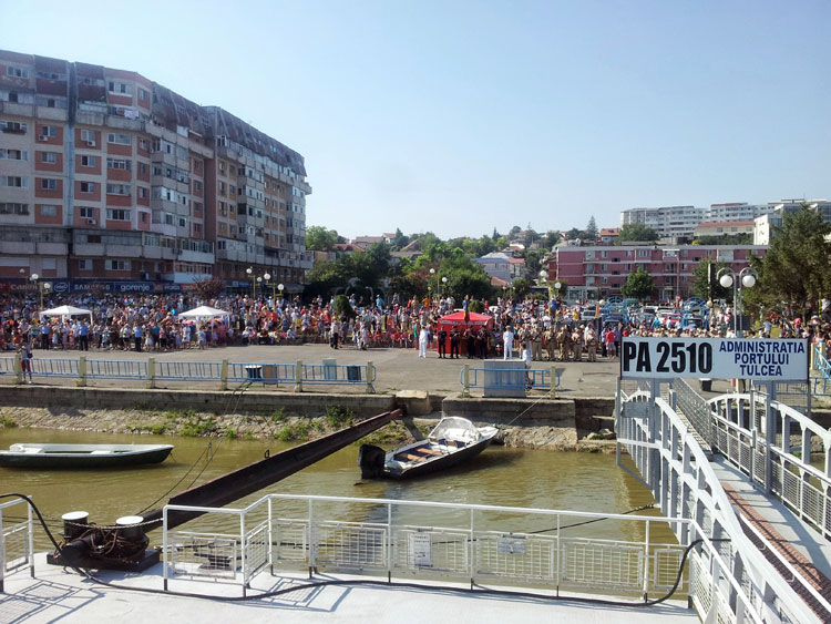 Mii de oameni au „invadat” faleza de la Tulcea de Ziua Marinei Române
