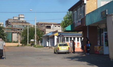 Taximetrişti „fără cei şapte ani de acasă” ocupă abuziv staţia de autobuz