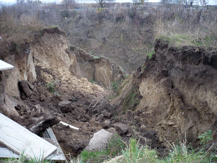 Alunecările de teren dau fiori tulcenilor în Cartierul Dallas