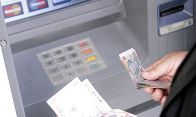 Tulcenii, din zi în zi mai cinstiţi: O femeie a returnat o sumă de câteva milioane bune de lei vechi găsită într-un bancomat