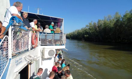 Peste jumătate din turiştii care ajung anual în deltă intră „pe blat” în Rezervaţie