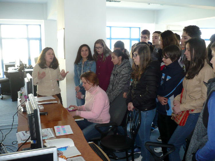 Elevii Şcolii „Ioan Neniţescu” au învăţat despre meseria de jurnalist în redacţia ziarului „Delta”
