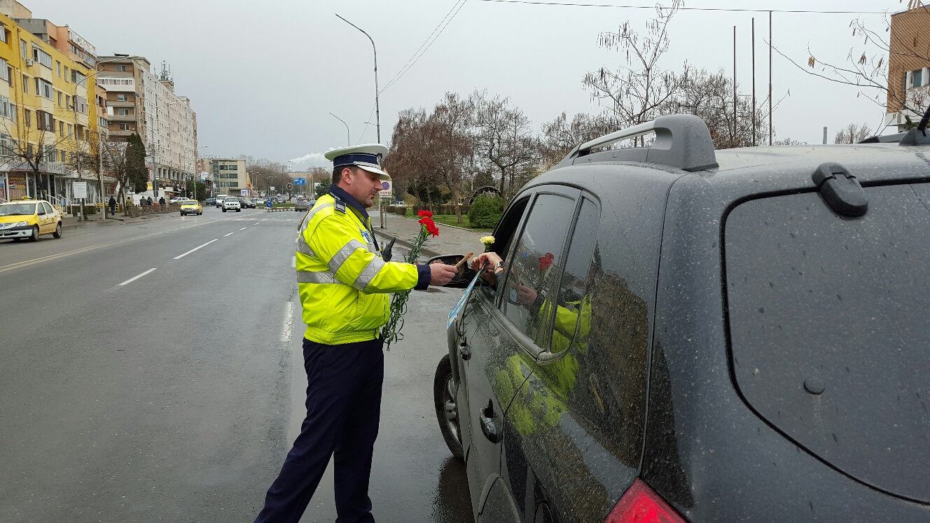 De Mărţişor, Poliţiştii tulceni le-au împărţit şoferiţelor „amenzi” cu parfum de flori