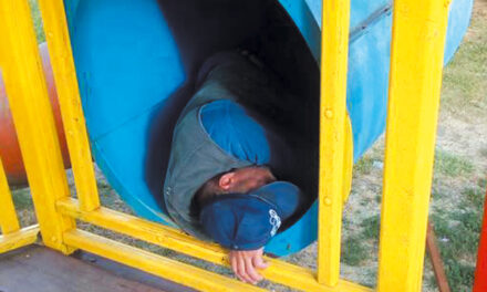 Un om al străzii, fotografiat în timp ce dormea în toboganul din Parcul Personalităţilor