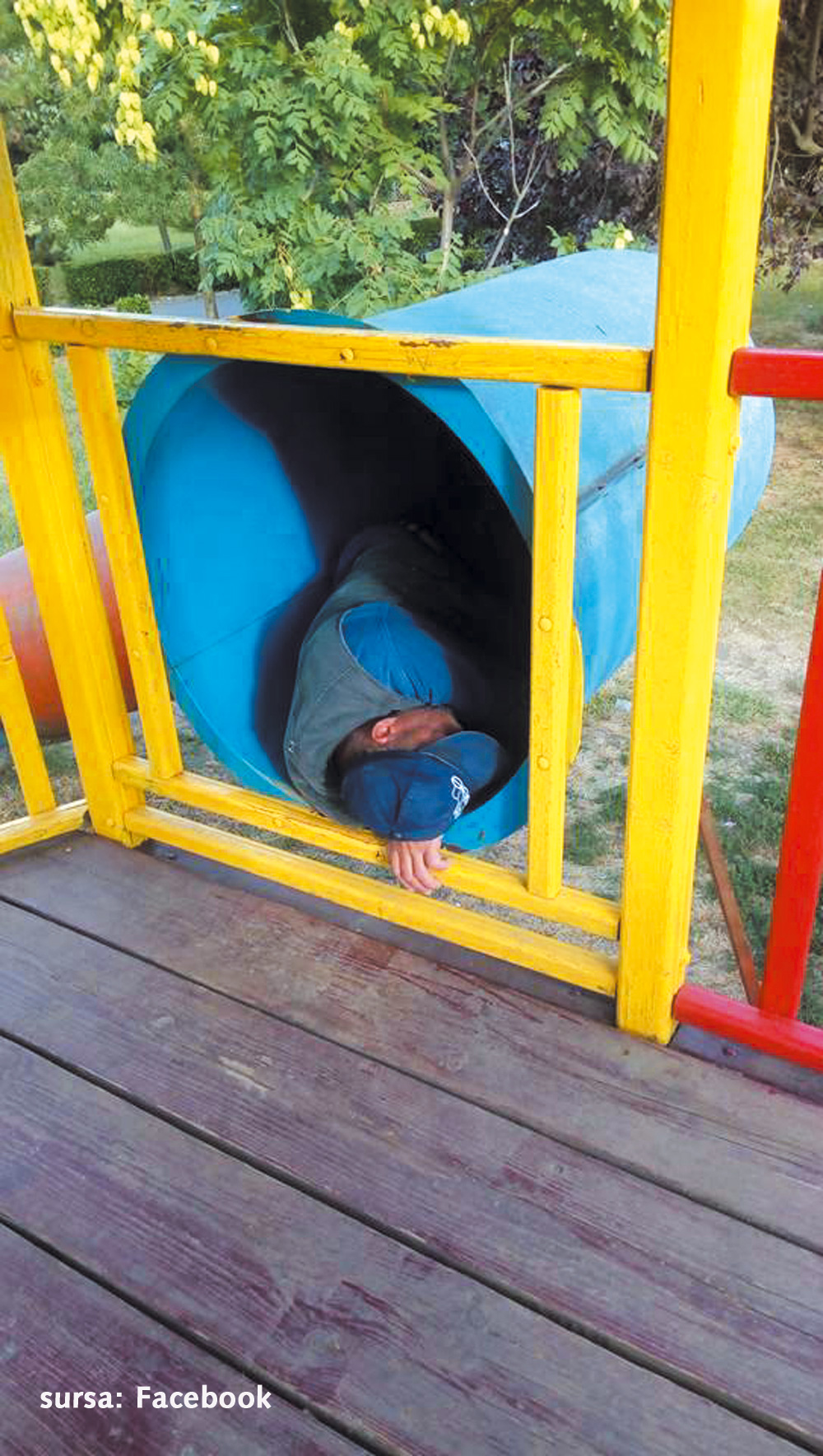 Un om al străzii, fotografiat în timp ce dormea în toboganul din Parcul Personalităţilor