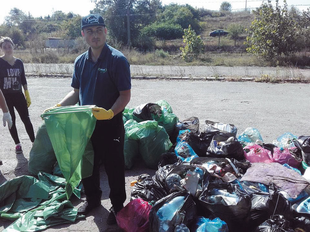 Marea curăţenie generală, şi la Tulcea: în câteva ore, voluntarii au adunat zeci de tone de deşeuri