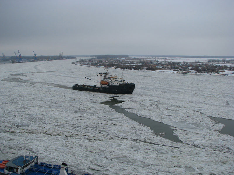 Trei remorchere sunt pregătite pentru spargerea podurilor de gheaţă pe Dunăre