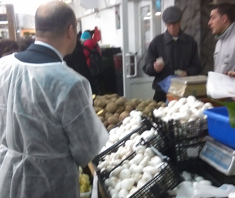 Control fulger al veterinarilor în pieţe: un comerciant din Cataloi a rămas fără ciuperci