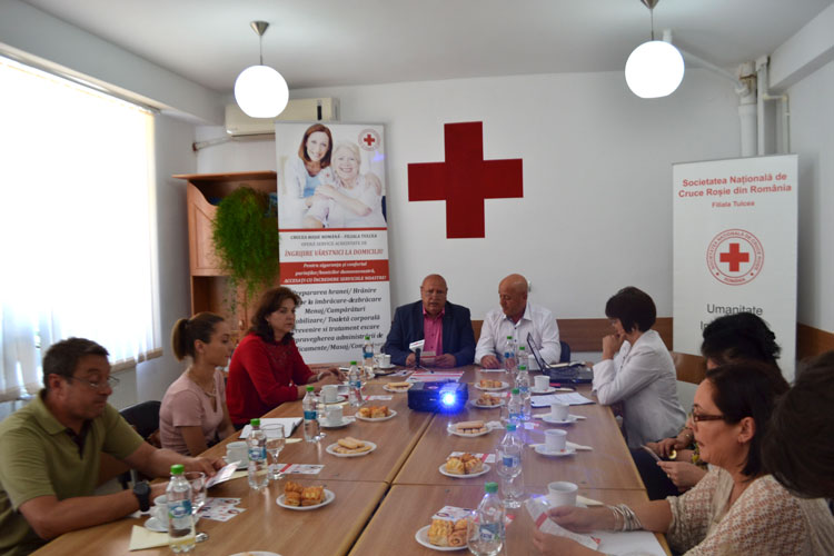 Uitaţi de propriile familii, ajutaţi de Crucea Roşie