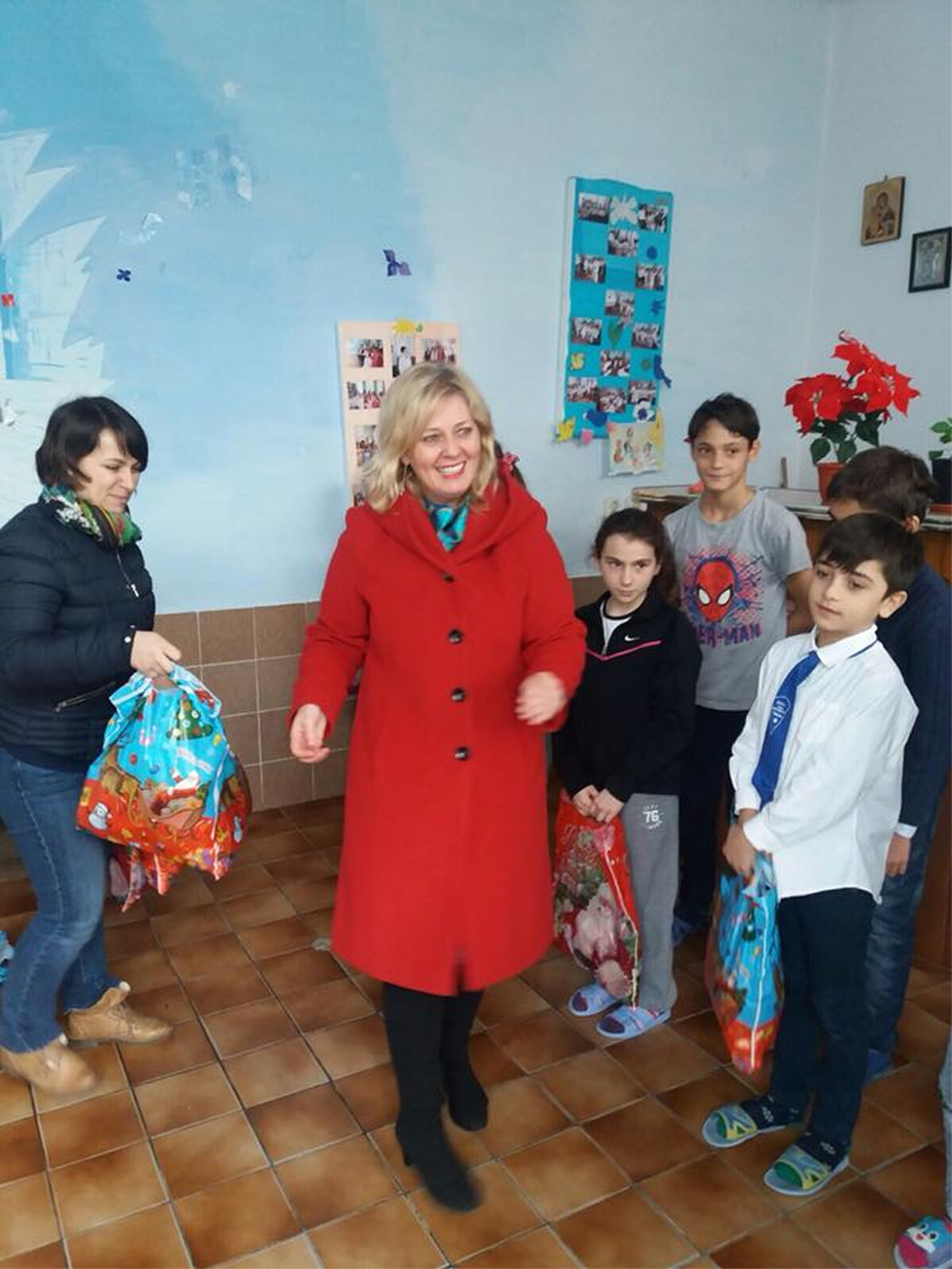 „Mesagerii Moşului” din Primăria Tulcea, în vizită la copiii defavorizaţi