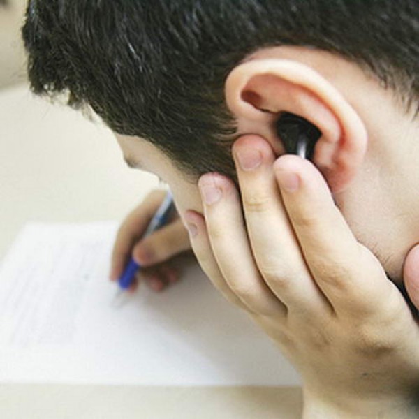 Fraudă la Bac: un elev din Măcin a fost prins cu o cască în ureche