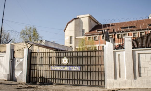 Comisar de la Penitenciarul Tulcea, acuzat că i-a dat unui condamnat pentru omor mai multe telefoane mobile