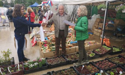 Primarul Hogea a premiat comercianţii de flori şi artizanii prezenţi la Expoflora