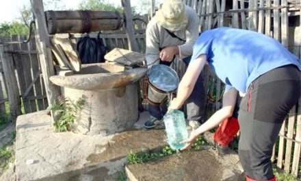 Sate întregi din judeţ afectate de secetă: locuitorii primesc apă cu raţia