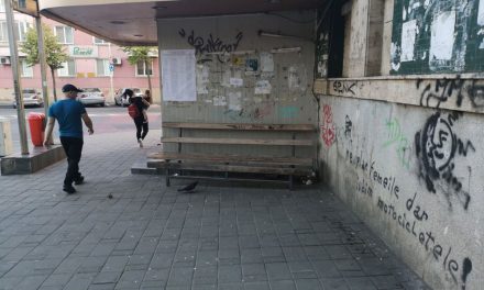 Staţii de autobuz, vandalizate în municipiu