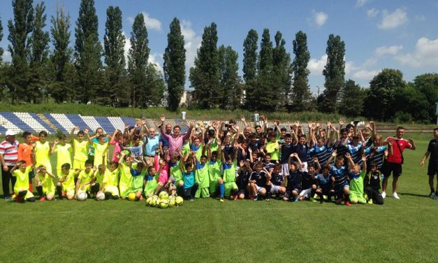 Peste 100 de copii au fost desemnaţi câştigători la „Cupa de Vară a Copilului la Fotbal”