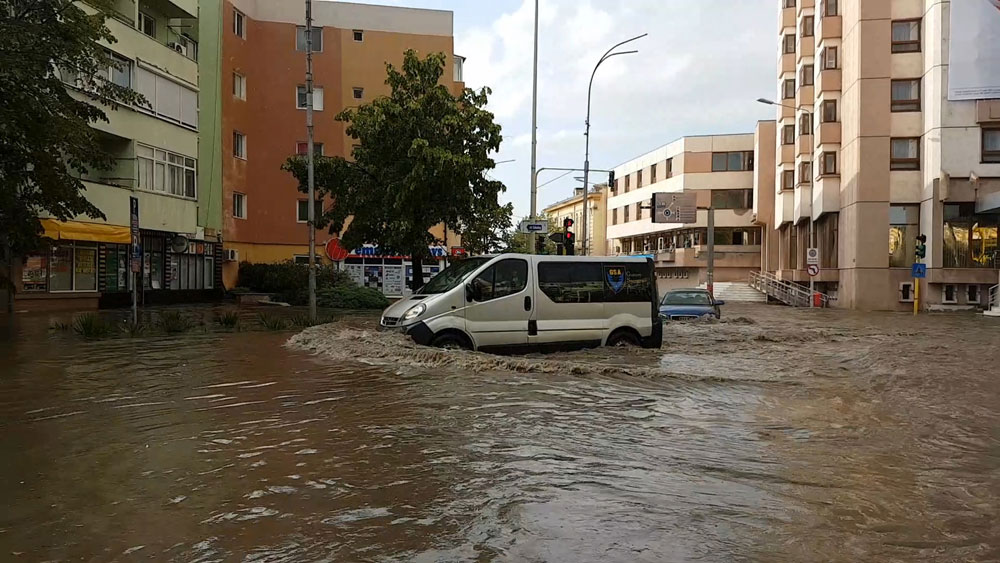 Războiul municipalităţii cu apa de ploaie continuă. Constructorul a reziliat contractul