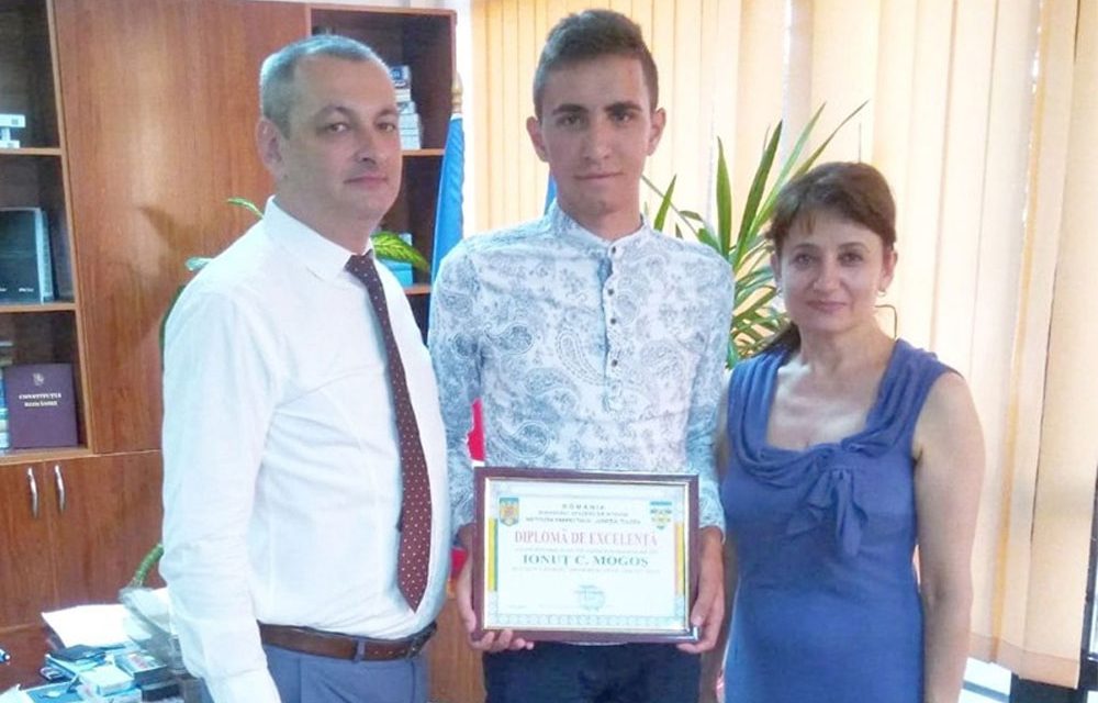 Ionuţ Mogoş, singurul elev din judeţul Tulcea cu media 10 la BAC,  premiat de prefect