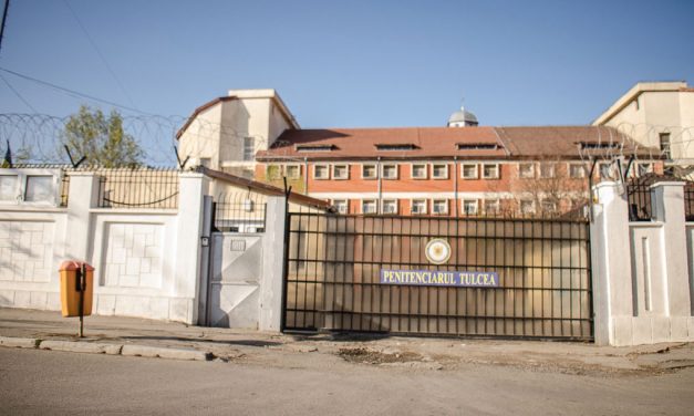 Doi agenţi de la Penitenciarul Tulcea, prinşi în flagrant când luau mită