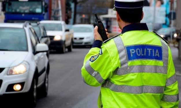 Doi tulceni au furat o maşină ameninţând proprietarul cu un pistol şi un cuţit