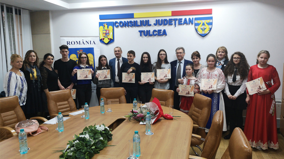 Zece elevi tulceni, premianţii unui concurs de eseuri dedicat Zilei Dobrogei