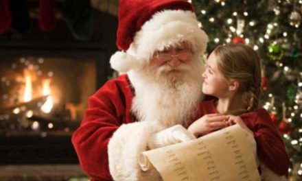 Moş Crăciun  îi aşteaptă pe copii cu surprize dulci în Piaţa Civică