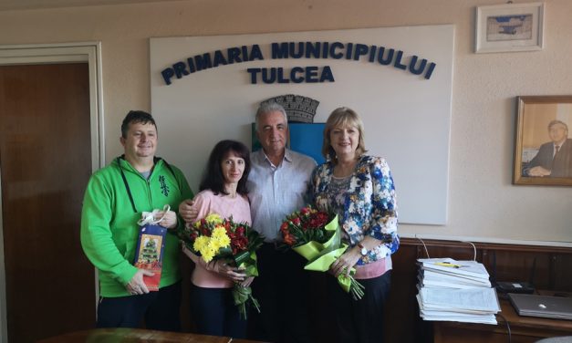 Nicoleta Ciortan şi Nicolaie Pănuţă, premiaţi de primarul Hogea de ziua numelui