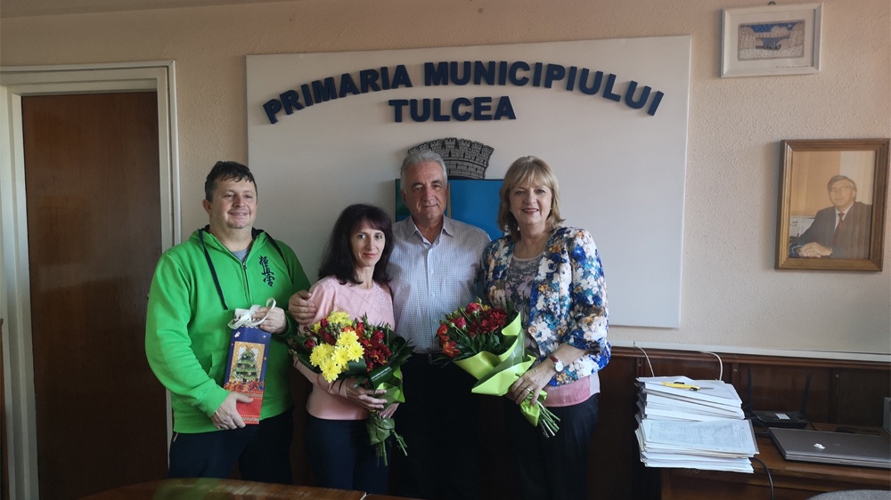 Nicoleta Ciortan şi Nicolaie Pănuţă, premiaţi de primarul Hogea de ziua numelui
