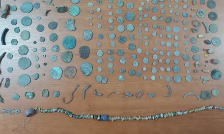 Peste 500 de bunuri arheologice furate, descoperite în casa unui bărbat din Isaccea