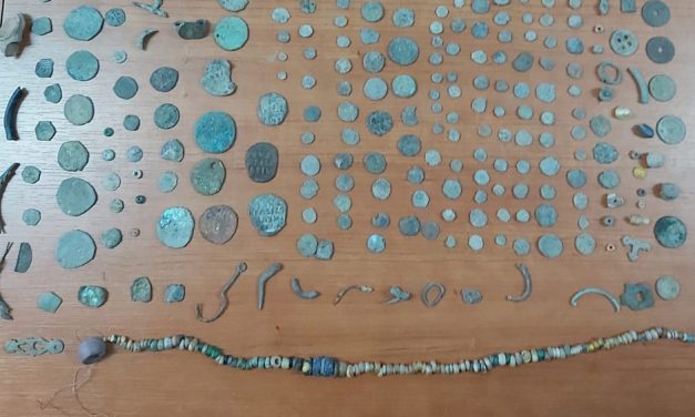 Peste 500 de bunuri arheologice furate, descoperite în casa unui bărbat din Isaccea