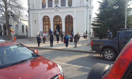 Mersul la biserică, în vremuri de pandemie: slujbe în aer liber la Tulcea