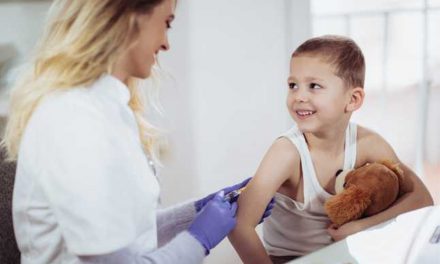 Vaccinarea copiilor nu va fi obligatorie, dar părinţii care refuză riscă amenzi uriaşe