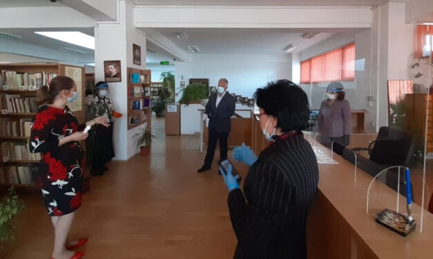 Primarul Constantin Hogea a dus măşti la Biblioteca Judeţeană