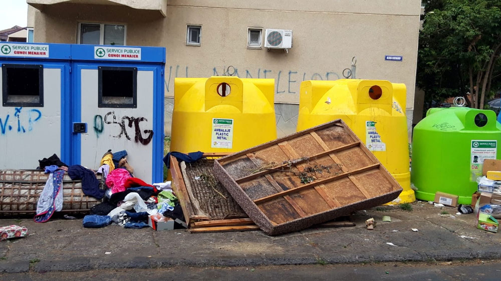 Autorităţile caută soluţii să amendeze tulcenii care aruncă gunoiul lângă pubele