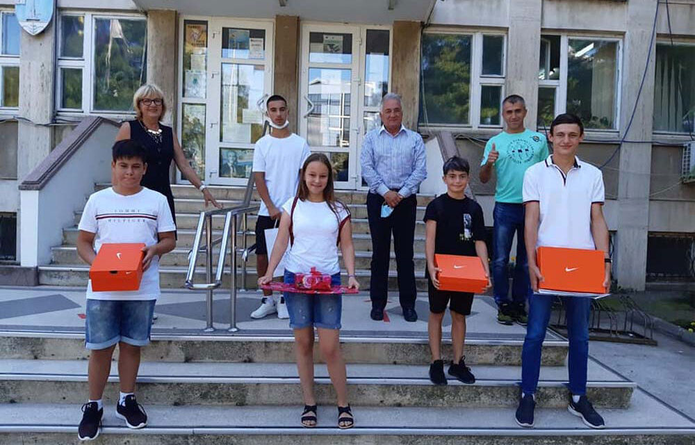 Cinci sportivi tulceni premiaţi de primarul Hogea în cadrul proiectului Micii Campioni