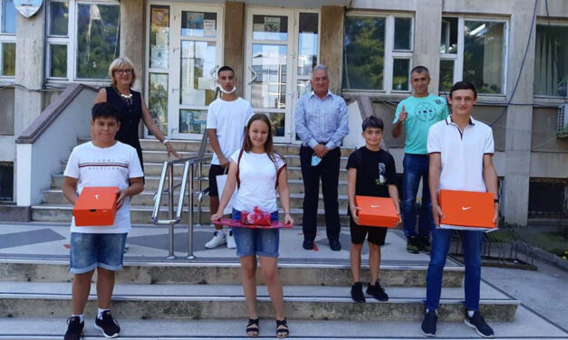 Cinci sportivi tulceni premiaţi de primarul Hogea în cadrul proiectului Micii Campioni