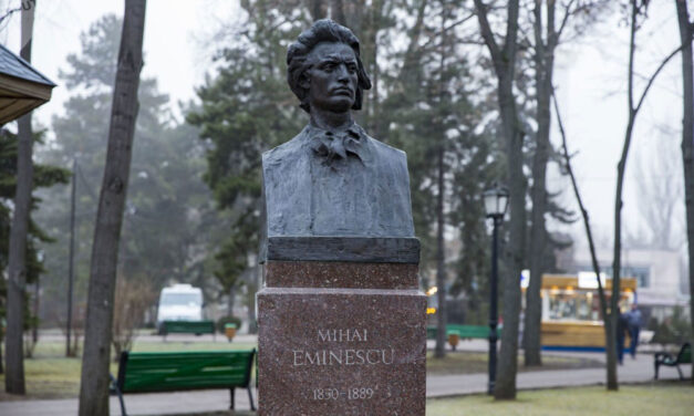 Realizarea bustului lui Mihai Eminescu va fi scoasă din nou la licitaţie