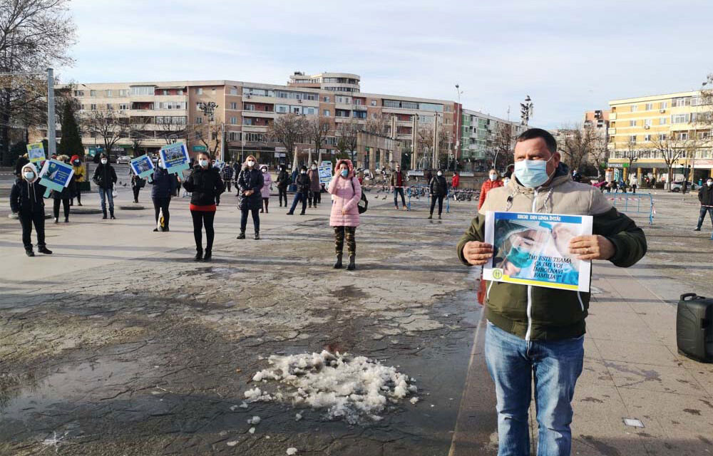 Circa 40 de sindicalişti de la „Solidaritatea Sanitară” au protestat în Piaţa Civică