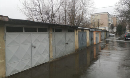 Proprietarii de garaje construite ilegal în municipiu îşi demolează singuri construcţiile