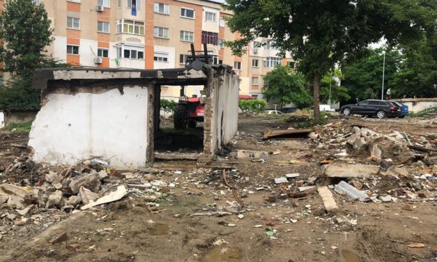 Demolarea garajelor în linie dreaptă: primele parcări se vor amenaja pe aleile Meduzei, Merişor şi strada Mărăşeşti