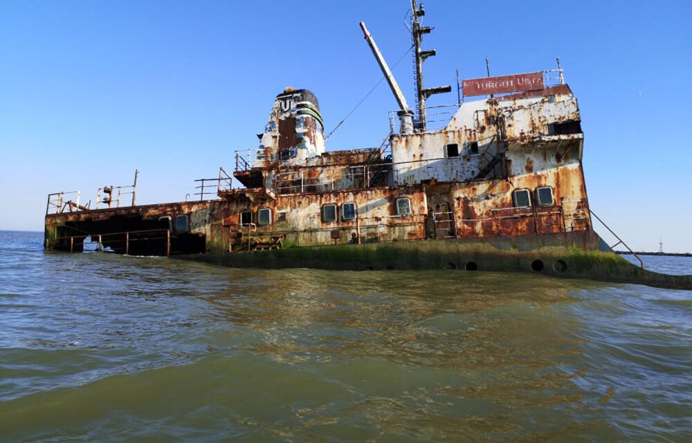 Zeci de nave abandonate în deltă: 9 proprietari, încă neidentificaţi