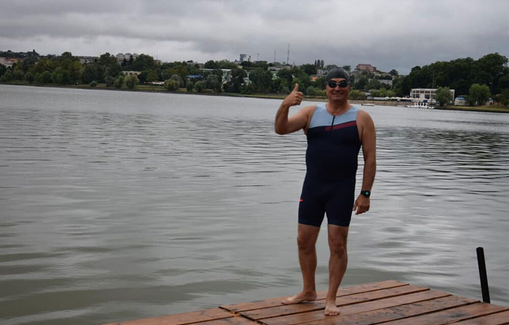 Prefectul Marcel Ivanov înoată la Aqua Challenge pentru persoanele cu dizabilităţi fizice