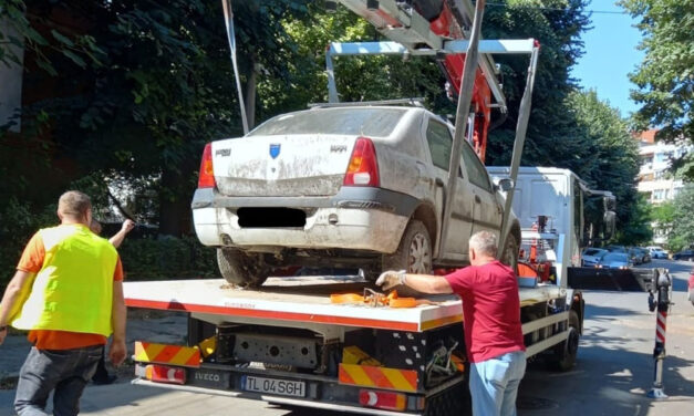 Proprietarii a şapte maşini abandonate în municipiu, notificaţi să le ridice